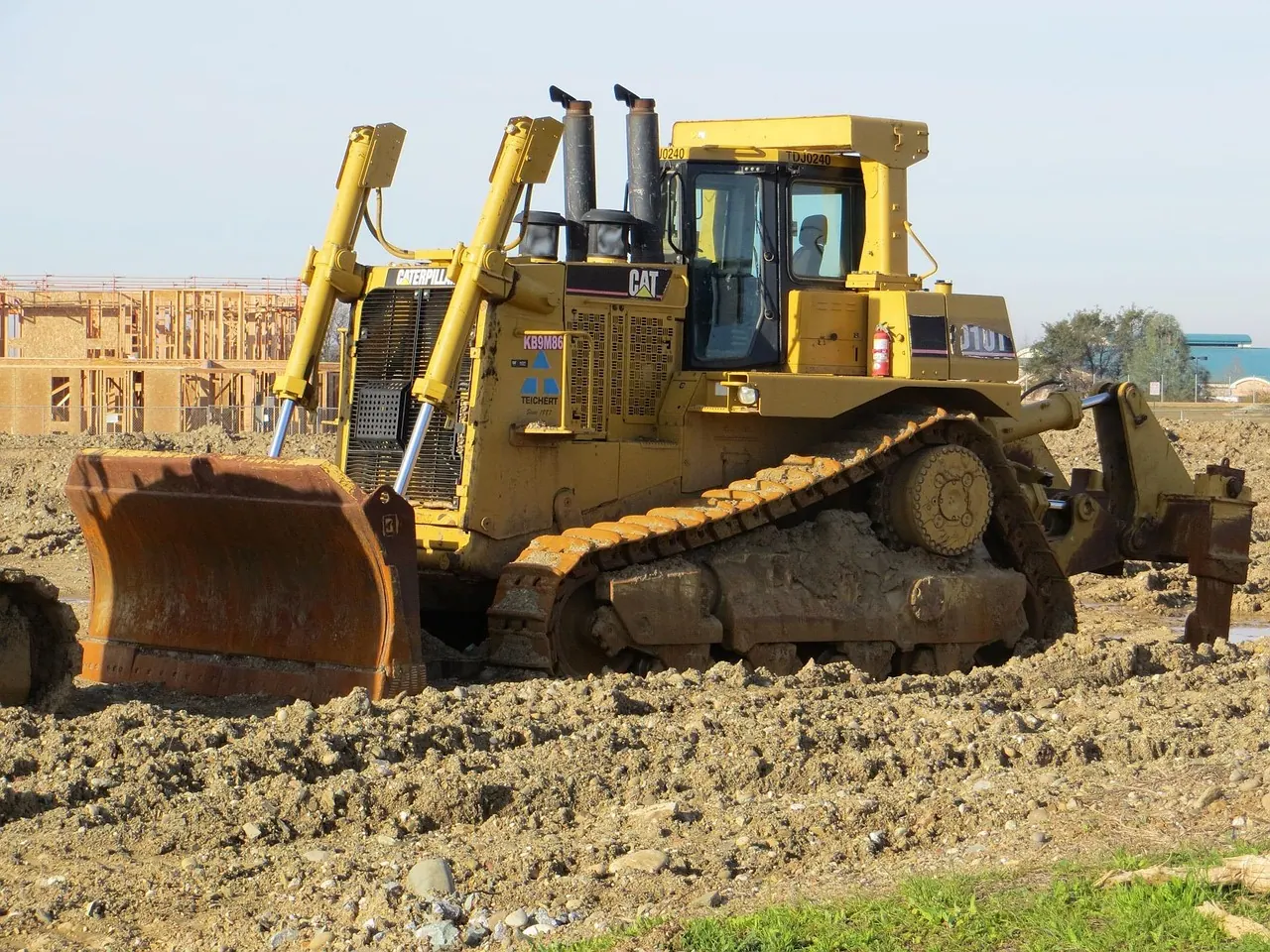 bulldozer, tractor, machinery, equipment, vehicle, excavation, construction, digging, dirt, ground, soil, loader, shovel, heavy, mover, contractor, builder, building, digger, earth. How to hire reliable staff for a fence contractor business